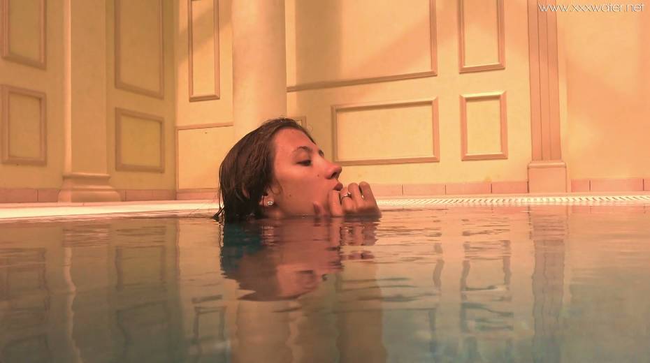 Sexy Irina Russaka gets naked and enjoys swimming under the water - 19. pic