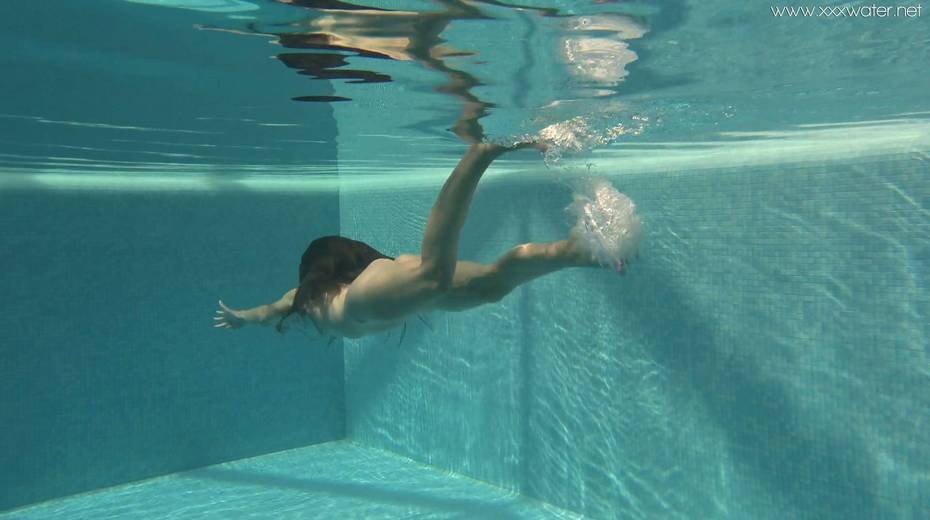 Sexy Irina Russaka gets naked and enjoys swimming under the water - 24. pic