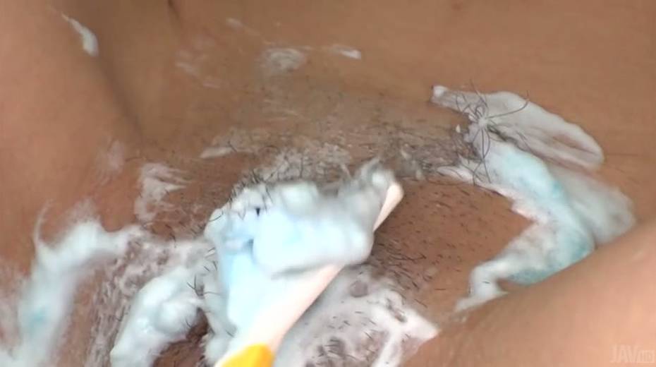 Spreading legs wide kinky Japanese Imai Yoshimi gets her pussy shaved - 2. pic