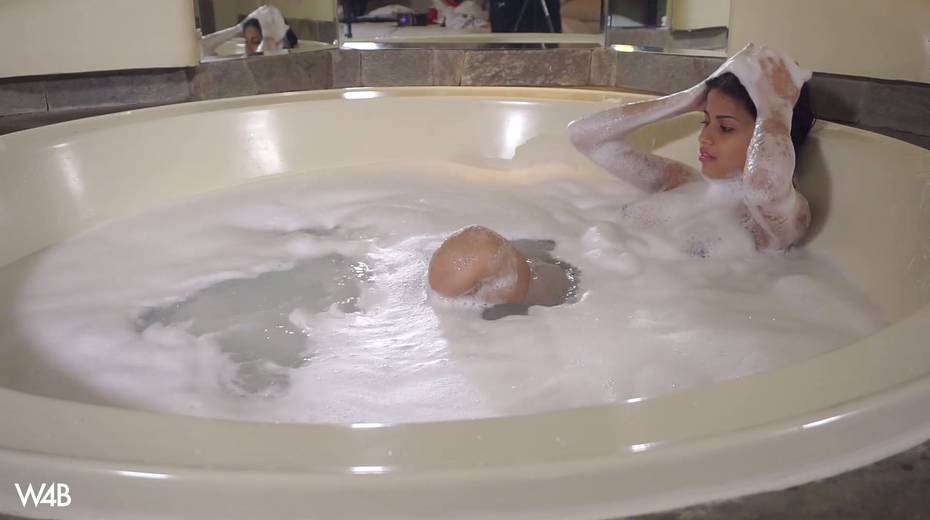 Appetizing beauty Denisse Gomez is taking a bubble bath - 15. pic