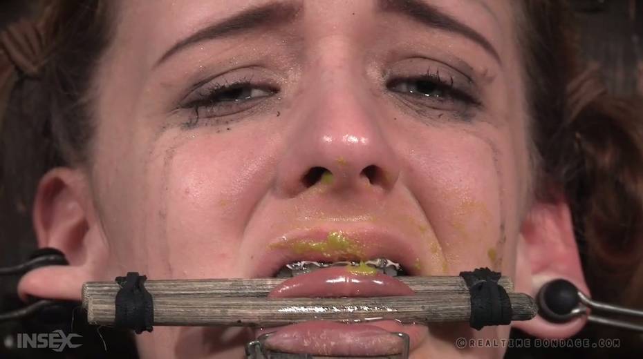 Chick in a barrel Jessica Kay moans and asks for help - 4. pic