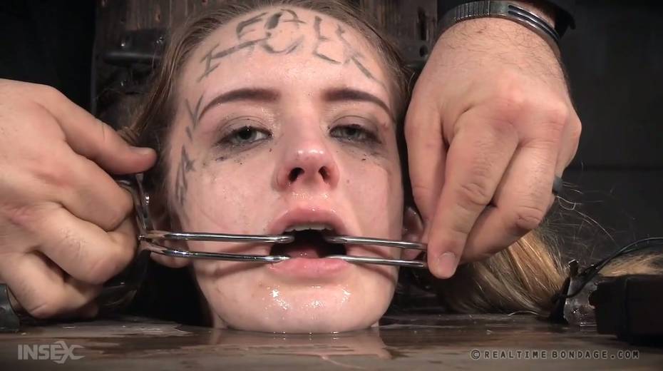 Chick in a barrel Jessica Kay moans and asks for help - 13. pic