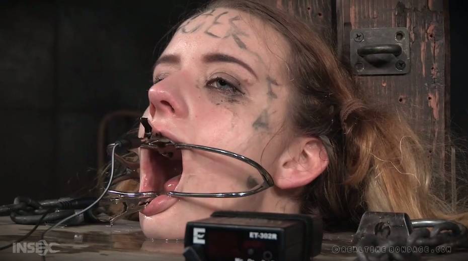 Chick in a barrel Jessica Kay moans and asks for help - 14. pic