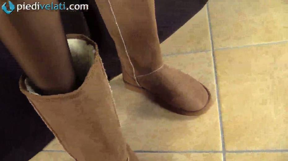 Short haired amateur lady Alessia wiggles her toes - 14. pic