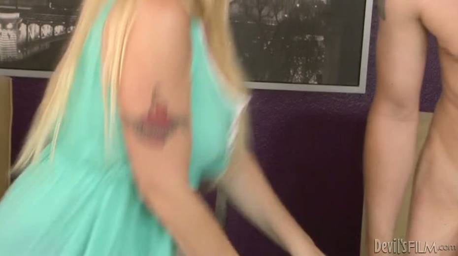 Sizzling blond milf gave him unforgettable blowjob - 3. pic