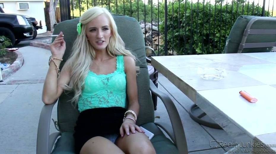 This blonde is not just a pretty face but she knows a lot about sex - 4. pic