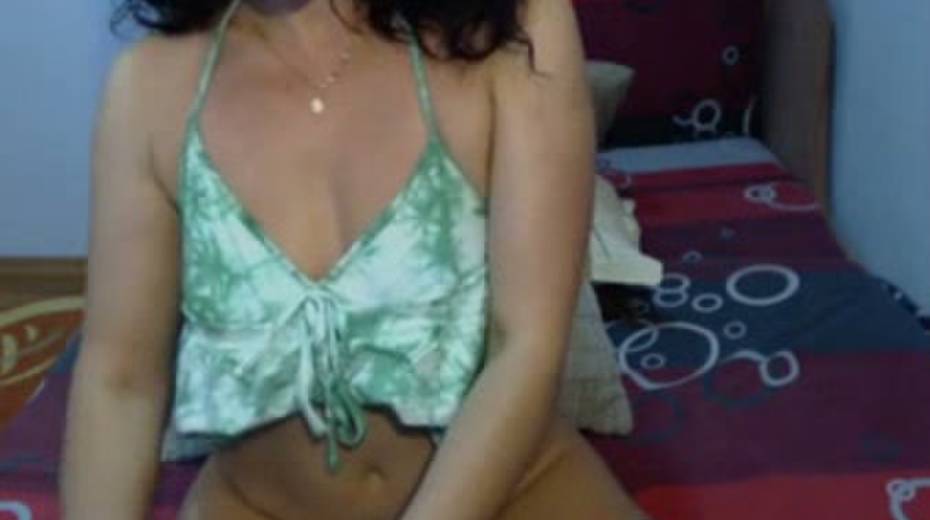 Sexalicious amateur mom fondling her pussy in kinky solo video - 2. pic