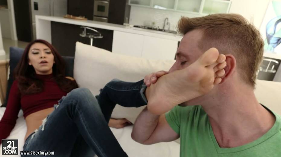 Slender babe Kara Faux gives footjob before steamy anal sex - 3. pic