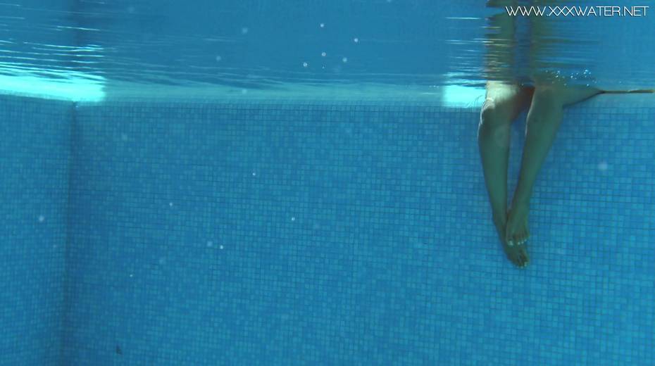 Bootylicious babe Andriena De Luxe shows striptease under the water - 3. pic