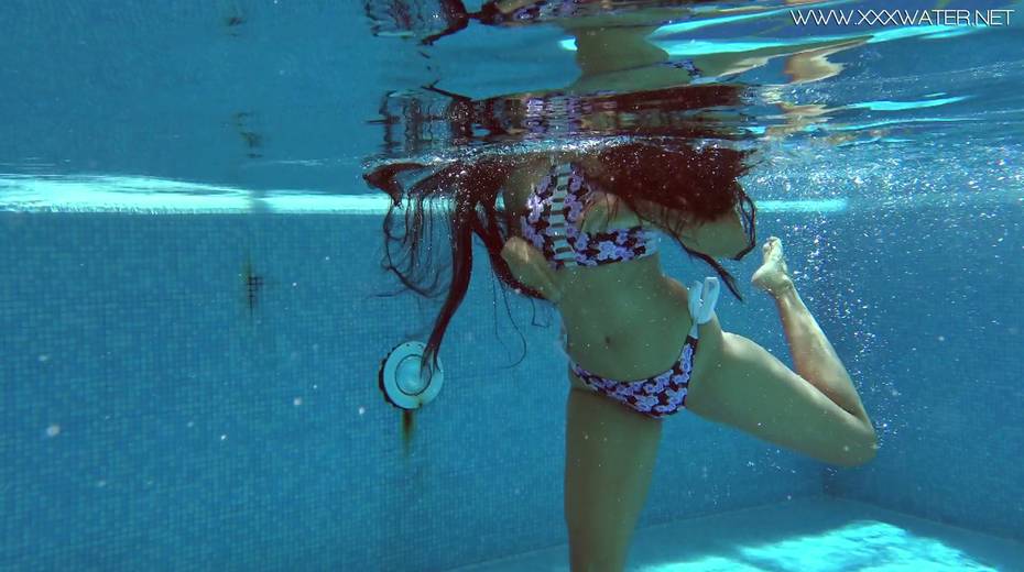 Bootylicious babe Andriena De Luxe shows striptease under the water - 4. pic