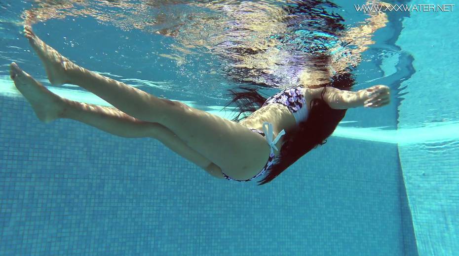 Bootylicious babe Andriena De Luxe shows striptease under the water - 6. pic
