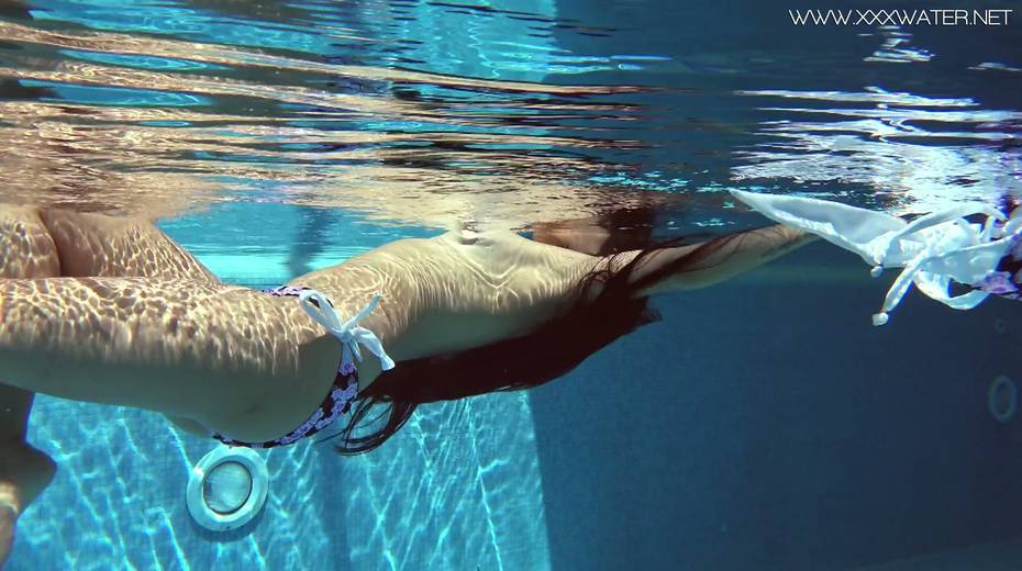 Bootylicious babe Andriena De Luxe shows striptease under the water - 11. pic
