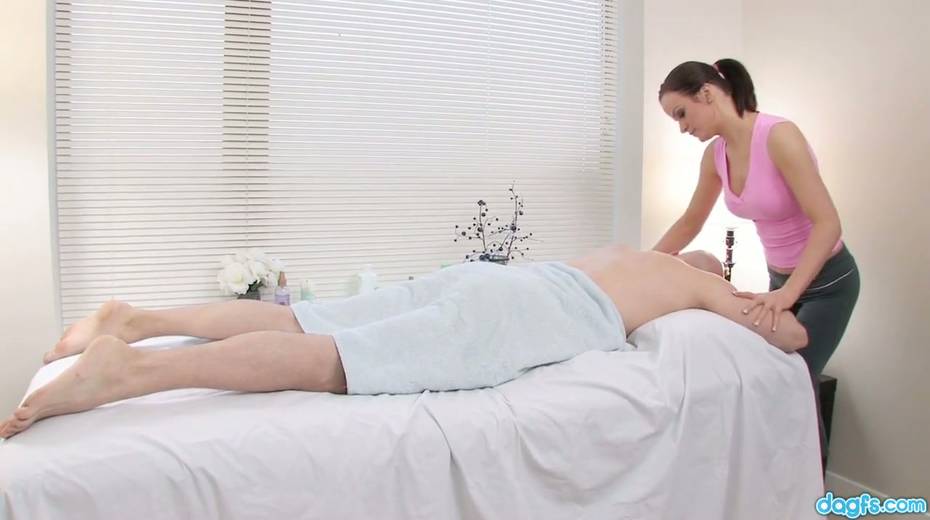 Skilled masseuse Janessa Jordan provides her client with a great blowjob - 3. pic