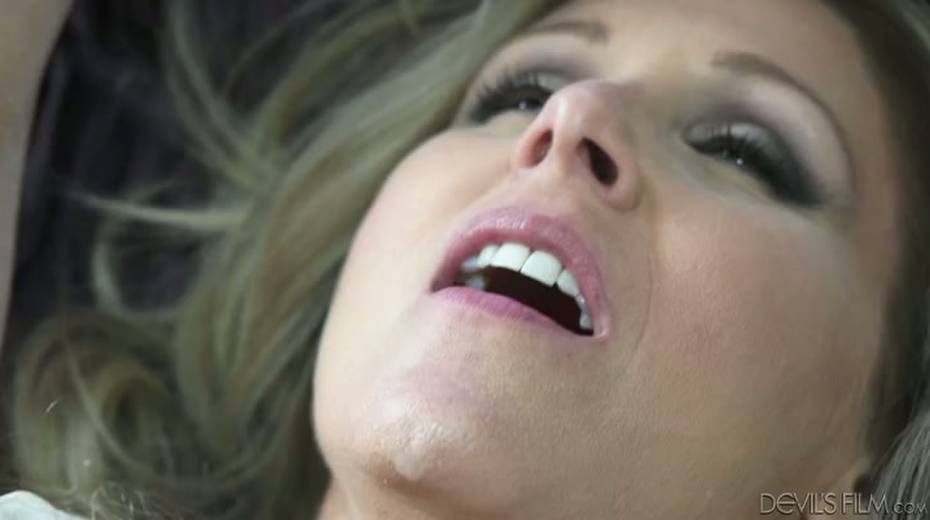 Divine blonde MILF  Julia Ann pleases horny man Mark Wood - 13. pic