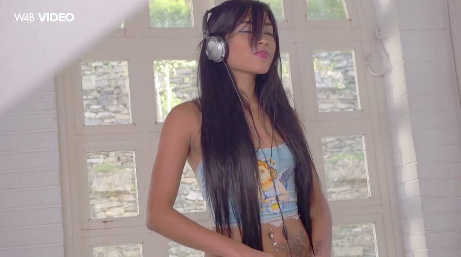Beautiful tanned babe Amber is playing with her whorish pussy - 2. pic