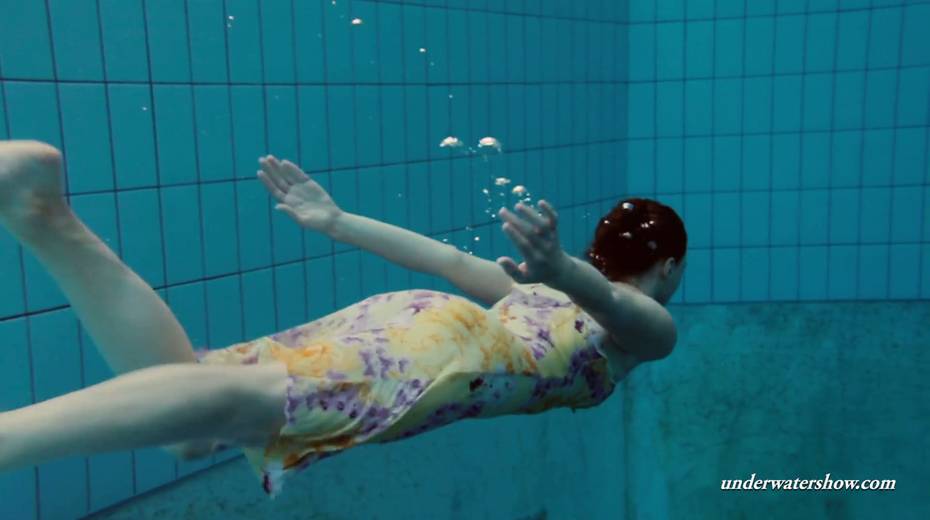 Sizzling hottie Lera is stripping under the water - 4. pic