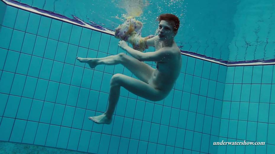Sizzling hottie Lera is stripping under the water - 5. pic