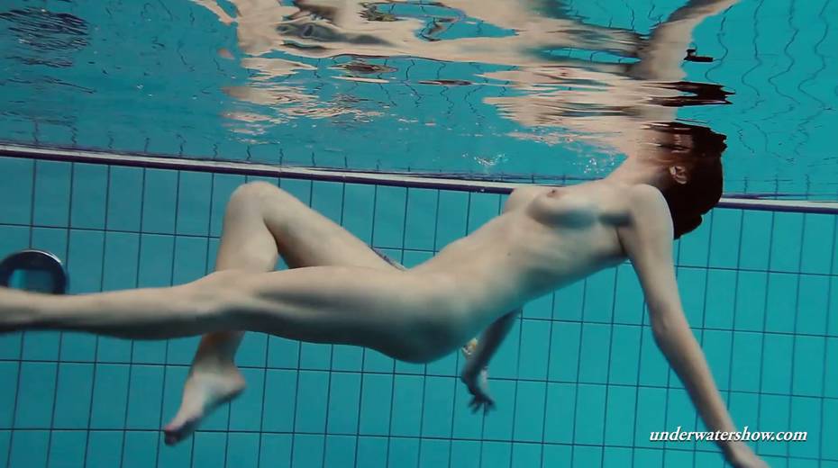 Sizzling hottie Lera is stripping under the water - 6. pic