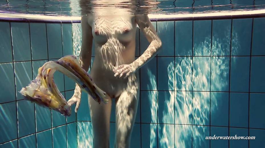 Sizzling hottie Lera is stripping under the water - 7. pic