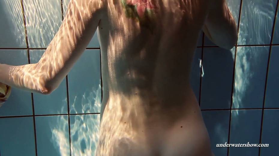 Sizzling hottie Lera is stripping under the water - 8. pic