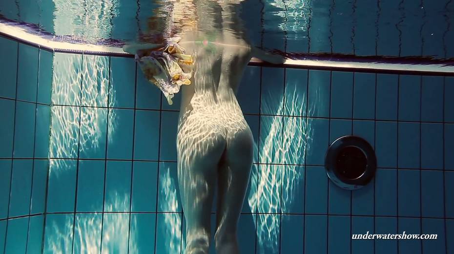 Sizzling hottie Lera is stripping under the water - 11. pic