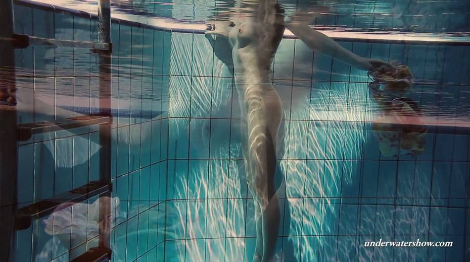 Sizzling hottie Lera is stripping under the water - 14. pic