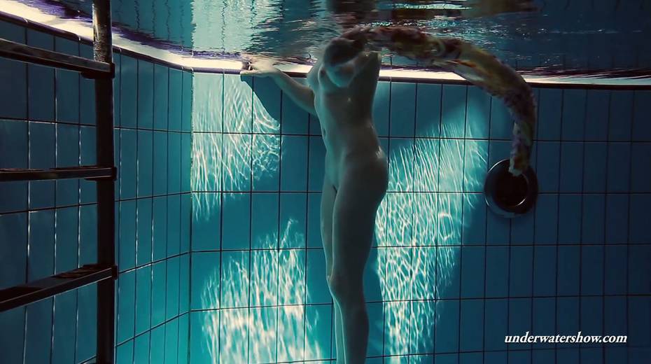 Sizzling hottie Lera is stripping under the water - 15. pic