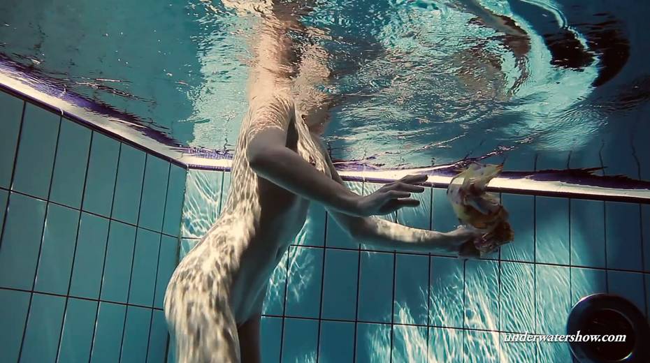 Sizzling hottie Lera is stripping under the water - 18. pic