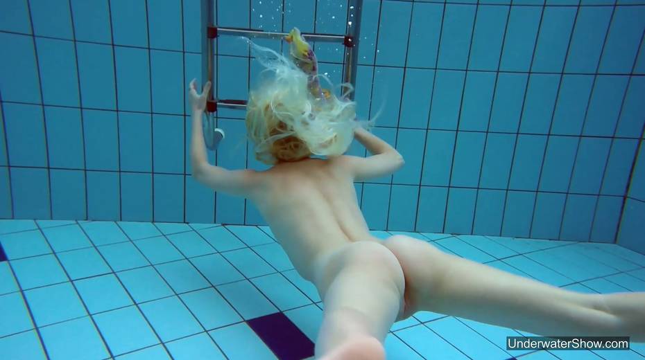 Attractive swimmer Milana Voda is stripping under the water - 10. pic
