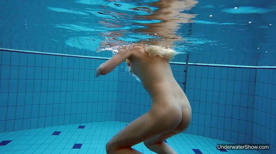 Attractive swimmer Milana Voda is stripping under the water - 16. pic