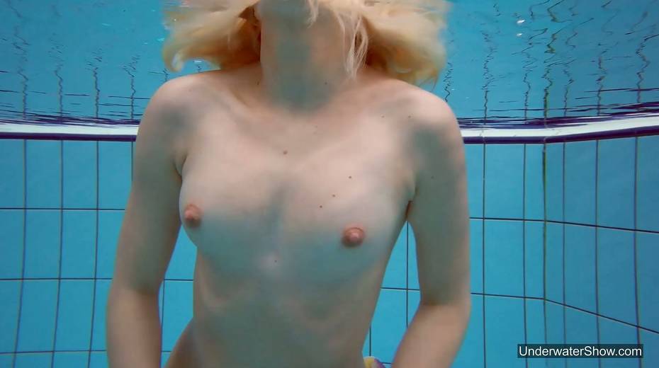 Attractive swimmer Milana Voda is stripping under the water - 17. pic