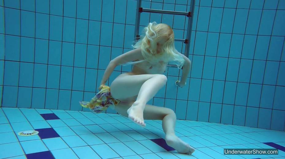 Attractive swimmer Milana Voda is stripping under the water - 20. pic
