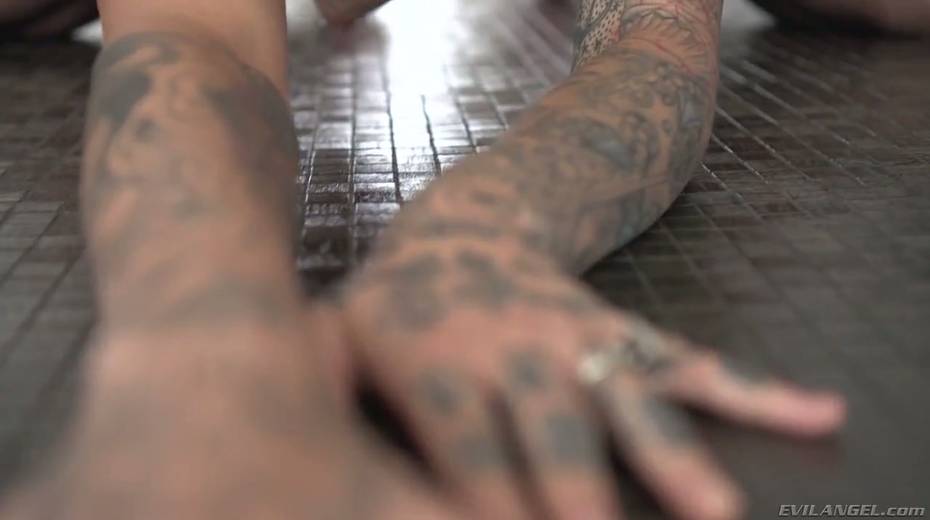 Tattooed skinhead Leigh Raven gets her throat and pussy rammed - 3. pic