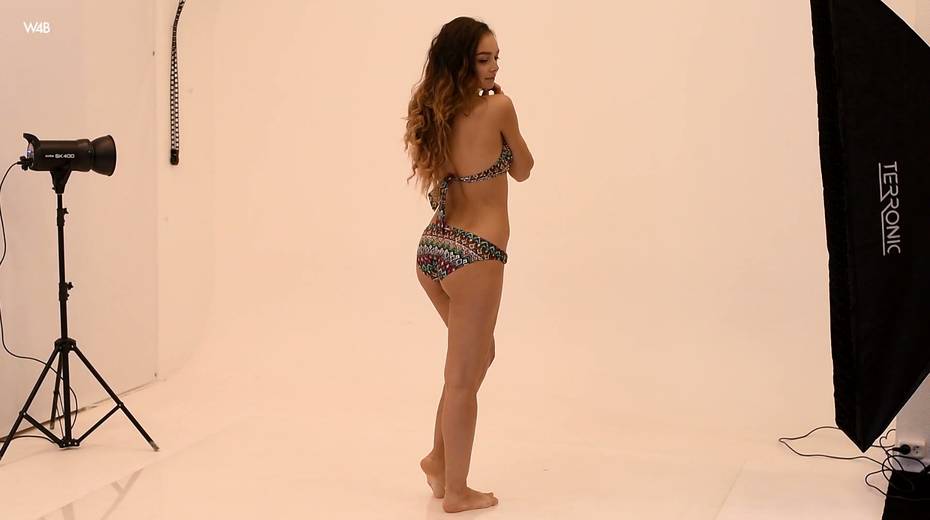 Captivating solo performer Slava strips and shows off her sexy body - 3. pic