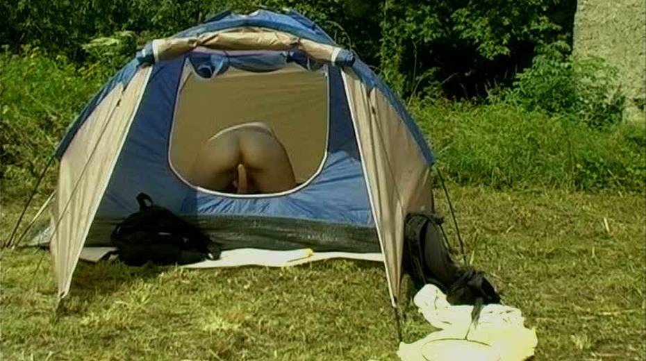 Cheesy amateur girl pokes her twat with big dildo under the tent - 10. pic