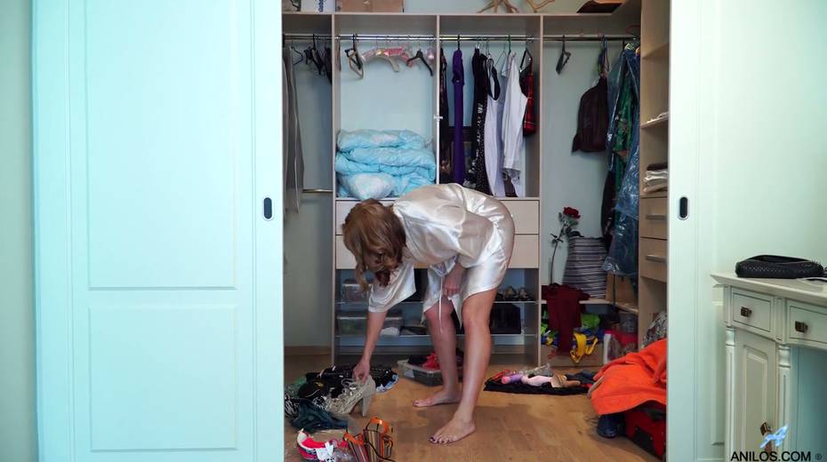 Housewife Marta is playing with her favorite sex toy right on the floor - 2. pic