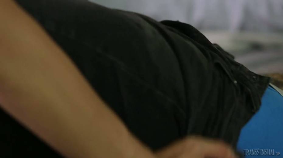 Asian T-girl Venus Lux fucks anus of one tattooed dude playing with his dick - 5. pic