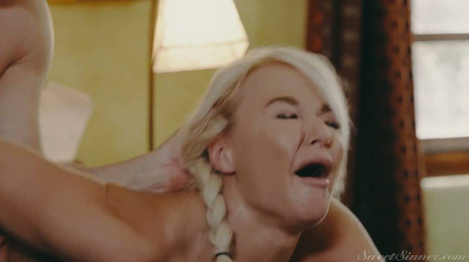 Tantalizing massive boobs of man eating bitch London River - 18. pic