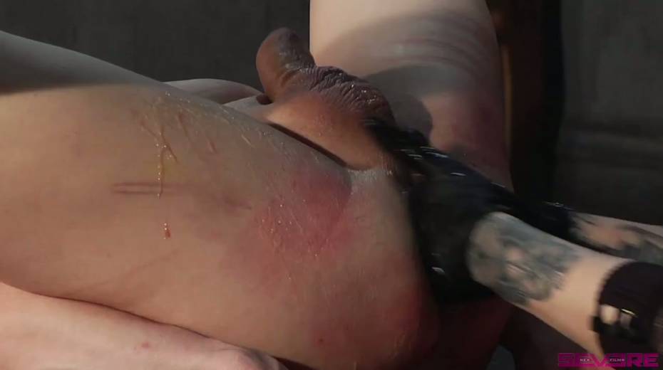 Sex-crazy mistress Madeline Marlowe fucks dude's anus with strapon and fist - 22. pic