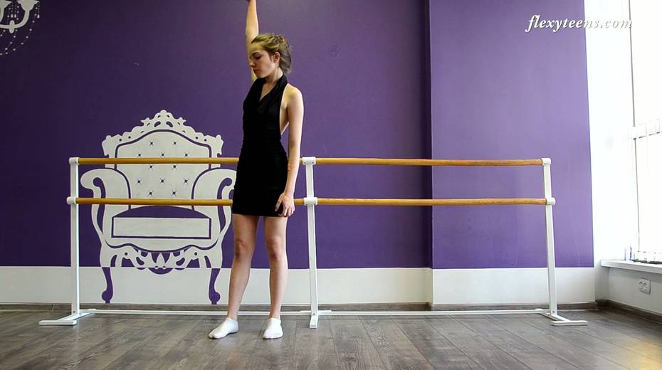 Flexible teen Julia Fiatal shows off yummy bald pussy while doing the splits - 13. pic