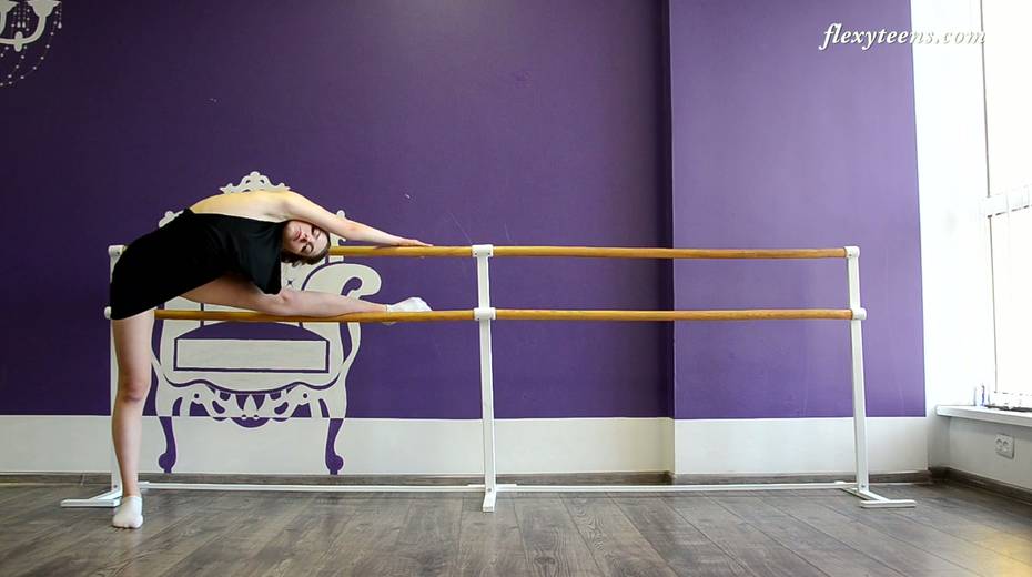 Flexible teen Julia Fiatal shows off yummy bald pussy while doing the splits - 15. pic